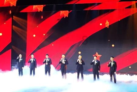 200多名顶级专家出访美国，刚抵达就集体叛变，10年后却神秘消失